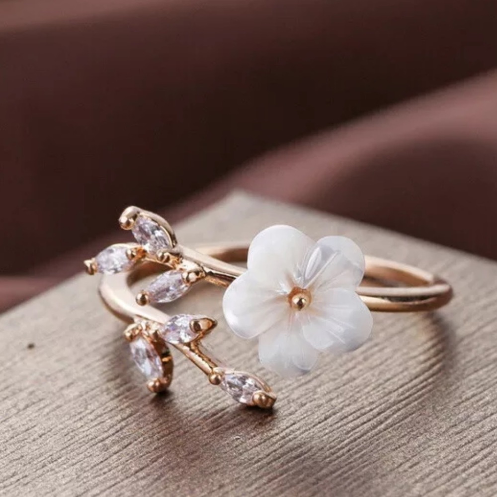 NEW! Stunning Gold-colored Flower Ring - Picture 5 of 7